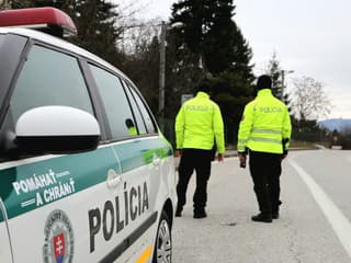 Ako z akčného FILMU! Muž pod vplyvom drog utekal pred policajtami