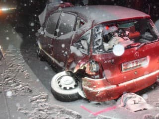 Kuriózna nehoda na R1: Mercedes sa pokúsil ujsť, polícia našla podozrivé látky aj falošné značky