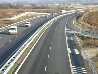 Na D4 a R7 začali vymieňať hrdzavejúce protihlukové steny