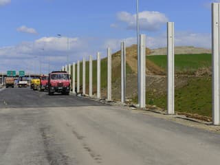 Pri Starej Kremničke osadí Slovenská správa ciest protihlukovú stenu