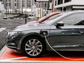 Prešov spúšťa 43 nových nabíjacích bodov pre elektromobily pri školách – pomôžu aj so zelenou energiou