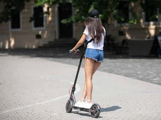 Elektrokolobežky, idúce rýchlejšie ako 25 kilometrov za hodinu, budú zakázané
