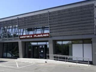 Michalovská plaváreň opäť otvorí dvere: Po opravách napúšťajú bazény, poznáme termín