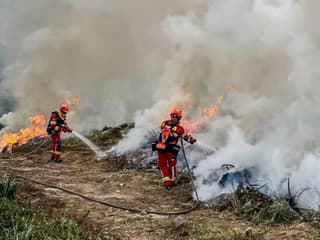 OBROVSKÝ lesný POŽIAR pod vrchom Kimberk hasiči napokon uhasili
