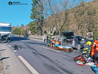 AKTUÁLNE Ďalšia vážna nehoda: Auto sa zrazilo s nákladiakom. Na miesto smeruje vrtuľník