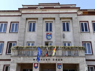 Prvé mesto na Slovensku: Partizánske osadilo na úrade držiaky, ktoré pomôžu ľuďom s barlami