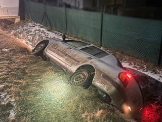 Opitá tínedžerka bez vodičáka spôsobila nehodu v Hruboňove: Ukryla sa pred políciou pod matrac