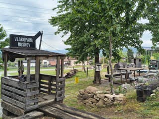 Vlakopark Ruskov: Dobrovoľníci menia húštinu na unikátne múzeum plné zážitkov pre deti