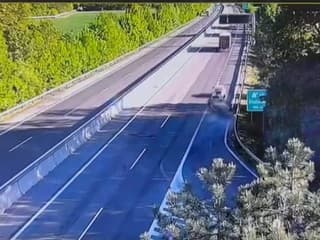 Nehoda na D1 pri Trnave: Vodička narazila do auta, jej vozidlo skončilo prevrátené na streche