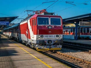 Chaos na železnici: Vlaky z Česka do Bratislavy meškajú aj niekoľko hodín, dôvodom je krádež káblov