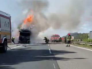 AKTUÁLNE Diaľnica D2 uzavretá: Požiar kamióna prevážajúceho autá a zásah hasičov