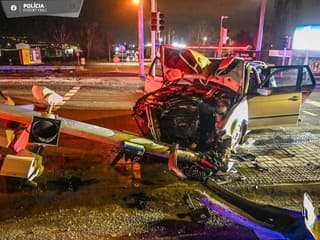 Ťažká nehoda v Košiciach: Opitý vodič BMW narazil do semafora, utrpel vážne zranenia