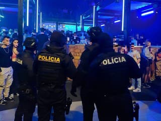 Polícia v Žiline zasahovala v podniku: Alkohol u piatich neplnoletých, kontrolovali vyše 120 ľudí