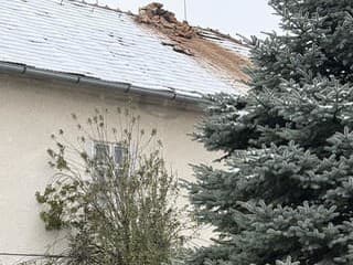 Zemetrasenie poškodilo historický kostol v Báči: Omietka opadla, praskliny na stenách aj organe