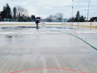 Vo Zvolene ukončili prevádzku klziska na námestí – dôvodom je teplé a daždivé počasie