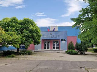 Moderné átrium Gymnázia Ladislava Dúbravu v Dunajskej Strede: Nová strecha priniesla viac svetla a lepšie podmienky