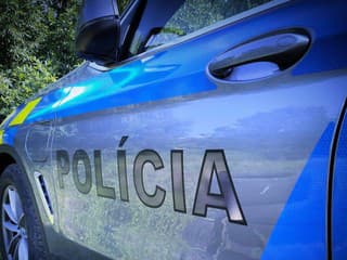 Polícia pátra po mužovi, ktorý kameňom rozbil čelné sklo električky v Bratislave FOTO