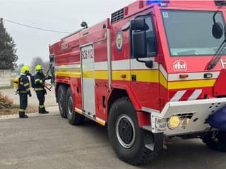 Dva požiare na diaľniciach D1 a D2 pri Bratislave: Hasiči zasahovali pri kamióne aj aute