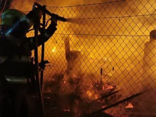 Tragédia v Košiciach: Nočný požiar chatky v Šaci si vyžiadal ľudský život, hasiči bojovali s plameňmi do noci