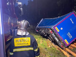 Kamión zišiel mimo cesty v Povine: Vodič bez zranení, zasahovali hasiči aj polícia