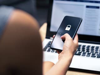 Prieskum odhalil: Viac ako polovica Slovákov zdieľa heslo k mobilu s partnerom, mladí posielajú aj fotky