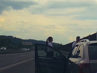 Nebezpečné prenasledovanie na R1: Vodič pod vplyvom drog narazil do zvodidiel, zastavil ho až defekt