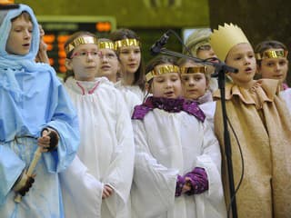 Nitriansky biskup Judák požehnal tristo koledníkov Dobrej noviny – pomôžu deťom v Afrike