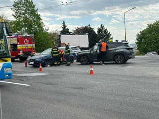 Hasiči zasahujú pri nehode dvoch áut v Košiciach: Dvaja zranení, úsek je prejazdný s obmedzeniami