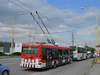 Banská Bystrica čelí kritike: Staré trolejbusy porušujú zmluvu, petičný výbor žiada riešenie