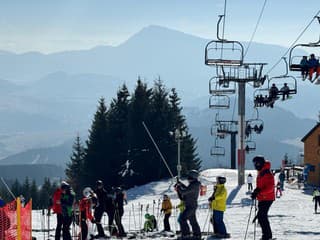 Viacero lyžiarskych stredísk v Žilinskom kraji spúšťa zimnú sezónu už tento víkend