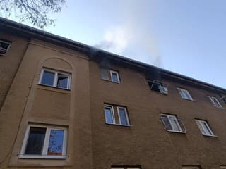 Požiar bytu v Topoľčanoch – hasiči na mieste, dvaja ľudia skončili v nemocnici