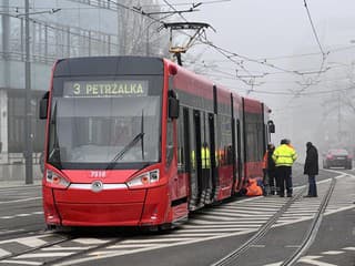 V Bratislave zrazila električka 88-ročnú chodkyňu