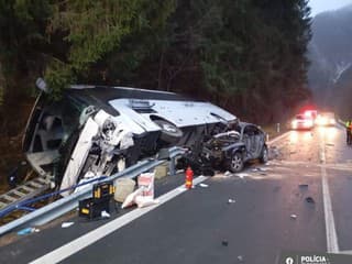 AKTUÁLNE FOTO VÁŽNA NEHODA Autobus je po zrážke prevrátený, z auta ostal šrot! Hlásia ranených