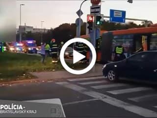 VIDEO VÁŽNA NEHODA Zrazil sa autobus s autom! Zasahovali všetky záchranné zložky: Ratovali 5 ranených