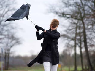 SHMÚ varuje: Vo štvrtok hrozia v týchto okresoch silný vietor, sneh aj výdatný dážď