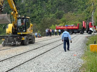 AKTUÁLNE V Jablonove nad Turňou začali odstraňovať rušeň po vlaňajšej zrážke rýchlikov – trať je uzavretá