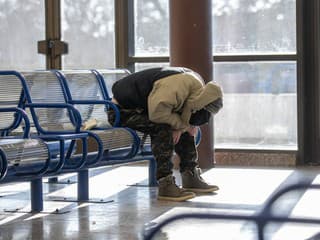 Ak bude treba, bezdomovci prespia počas mrazivých nocí v bývalej škole v Banskej Bystrici