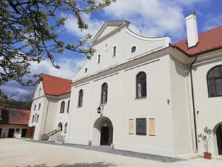 Veľká noc na hrade Modrý Kameň: remeslá, tvorivé dielne aj výstava Záhrada žien