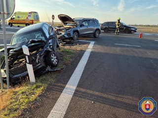 Nehoda dvoch áut na diaľnici pri Stupave – zasahovali hasiči, traja zranení