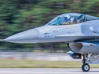 Prílet troch nových stíhačiek F-16 na Slovensko zrušili, dôvodom je nepriaznivé počasie