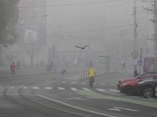 Hmla a poľadovica na strednom Slovensku: Meteorológovia vydali výstrahu pre vodičov na nedeľu ráno