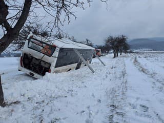 AKTUÁLNE FOTO Autobus plný deti skončil mimo cesty, hasiči museli evakuovať vyše 80 cestujúcich