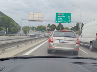 UZAVRETÝ výjazd z R1 v Banskej Bystrici: Auto skončilo po nehode na STRECHE!