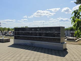 Trebišov má nové kolumbárium: Mestský cintorín rozšírili o moderné urnové schránky pre obyvateľov FOTO