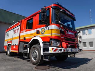 Požiar domu v Kráľovičových Kračanoch: Jedna osoba zranená, škoda 300-tisíc eur