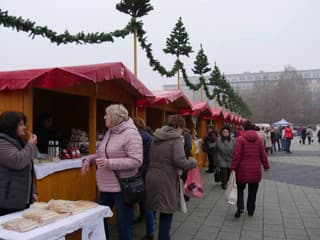 Vianočné trhy v Lučenci štartujú: Obyvatelia sa pokúsia o rekord v počte anjelov na námestí