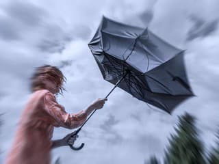 SHMÚ vydal výstrahy: Silný vietor a nebezpečné snehové jazyky ohrozujú viaceré okresy