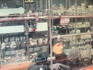 Dramatický pokus o lúpež v záložni v Petržalke: Polícia pátra po maskovanom mužovi