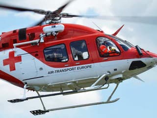 FOTO Vážna nehoda na priechode v Lučenci: Ženu s ťažkými zraneniami prevážal vrtuľník