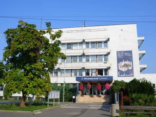 Polícia obvinila primátorku Lučenca: Zmluvy bez súhlasu, ona odmieta pochybenie